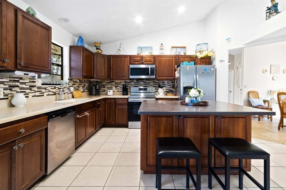House (3 Bedrooms) | Private kitchen | Fridge, microwave, oven, stovetop