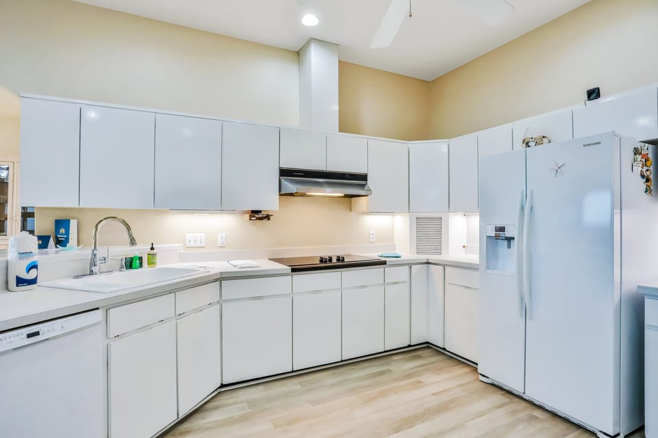 House (4 Bedrooms) | Private kitchen | Fridge, microwave, oven, stovetop