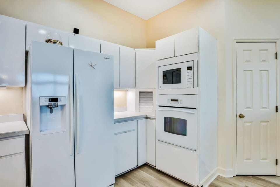 House (4 Bedrooms) | Private kitchen | Fridge, microwave, oven, stovetop