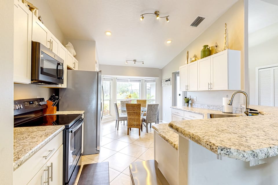 House (3 Bedrooms) | Private kitchen | Fridge, microwave, oven, stovetop