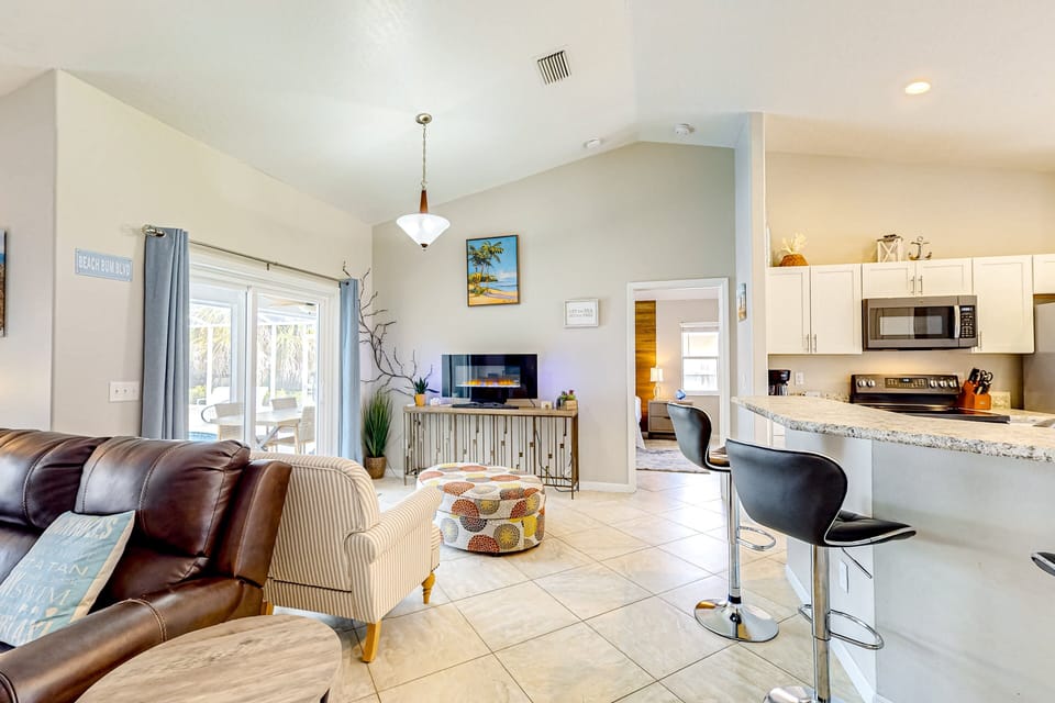 House (3 Bedrooms) | Living area | 45-inch TV with digital channels