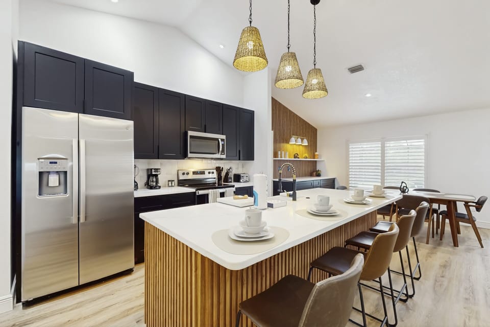 House (4 Bedrooms) | Private kitchen | Fridge, microwave, oven, stovetop