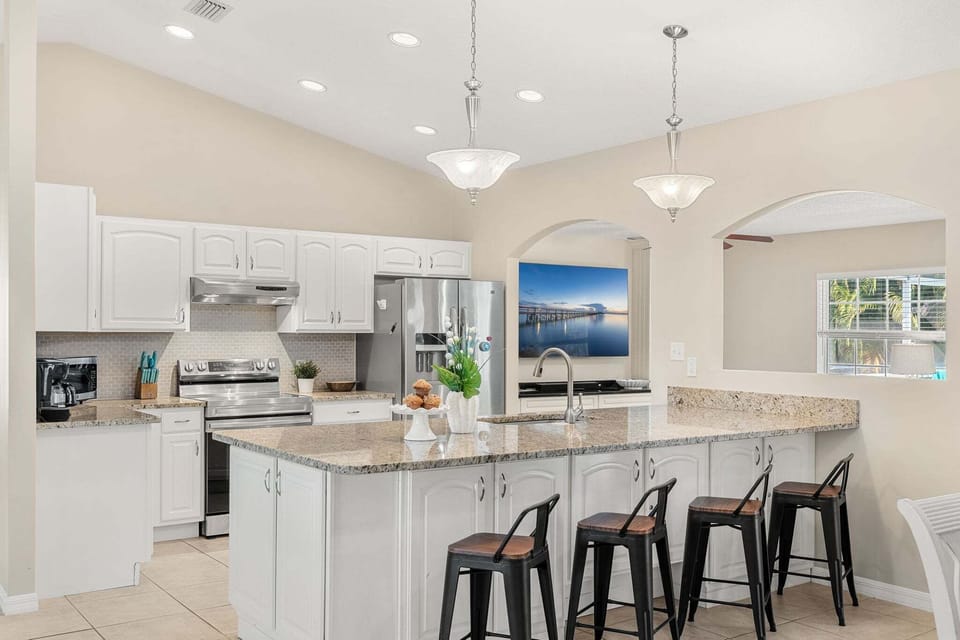 House (3 Bedrooms) | Private kitchen | Fridge, microwave, oven, stovetop