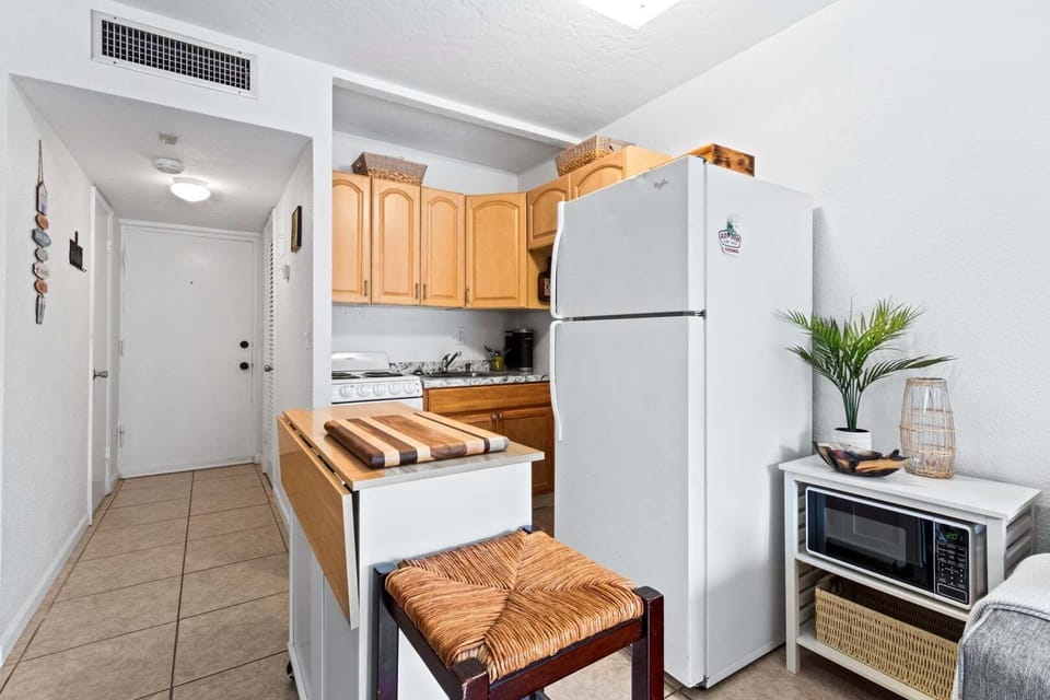 Apartment (1 Bedroom) | Private kitchen | Fridge, microwave, oven, stovetop