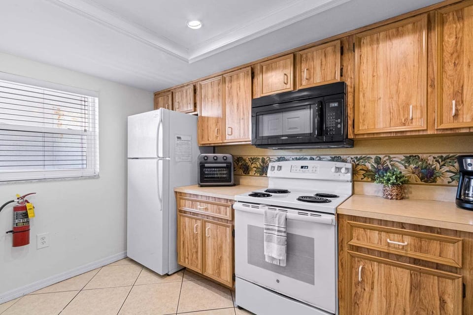 Apartment (2 Bedrooms) | Private kitchen | Fridge, microwave, oven, stovetop