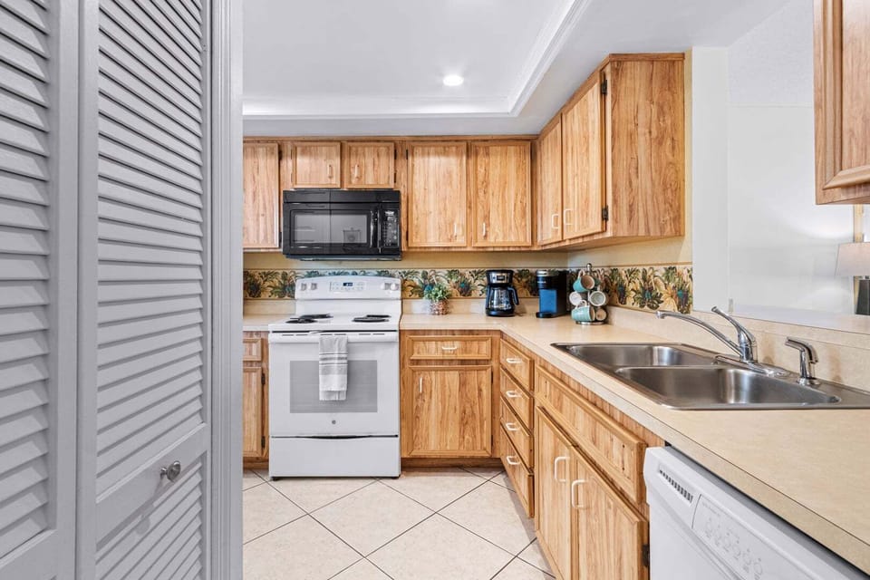Apartment (2 Bedrooms) | Private kitchen | Fridge, microwave, oven, stovetop