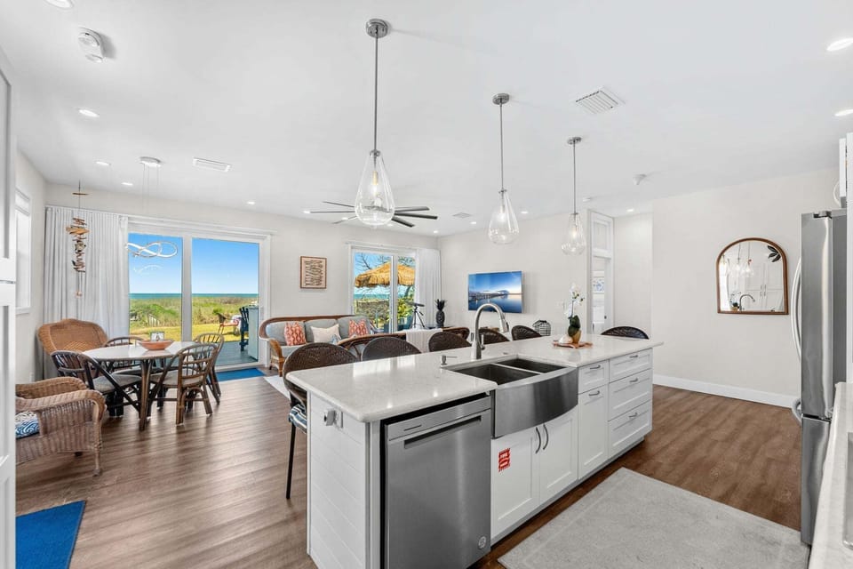 House (3 Bedrooms) | Private kitchen | Fridge, microwave, oven, stovetop