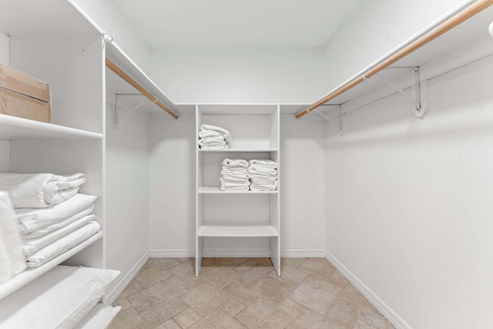 Extra space for longer stays and easy unpacking ✨🧳 Enjoy a spacious walk-in closet with plenty of storage for clothes, beach gear, and vacation essentials — helping you feel right at home during your stay!