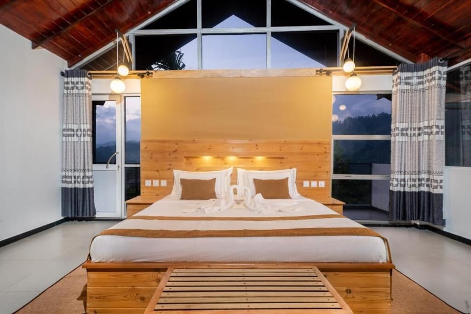 Deluxe Double Room, Mountain View | Laptop workspace, free WiFi
