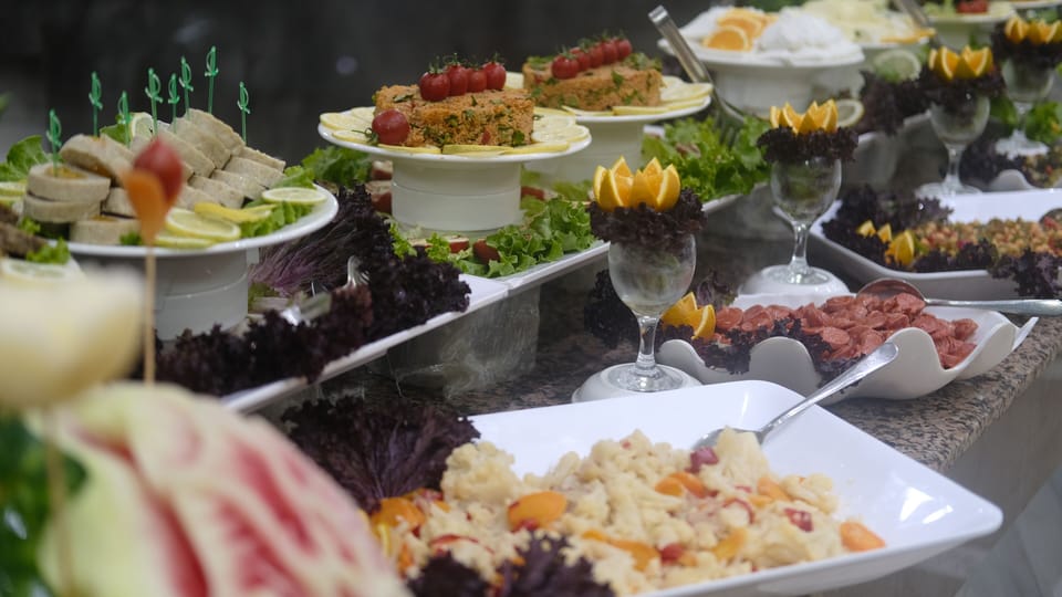 2 restaurants; breakfast, lunch, dinner, and brunch served