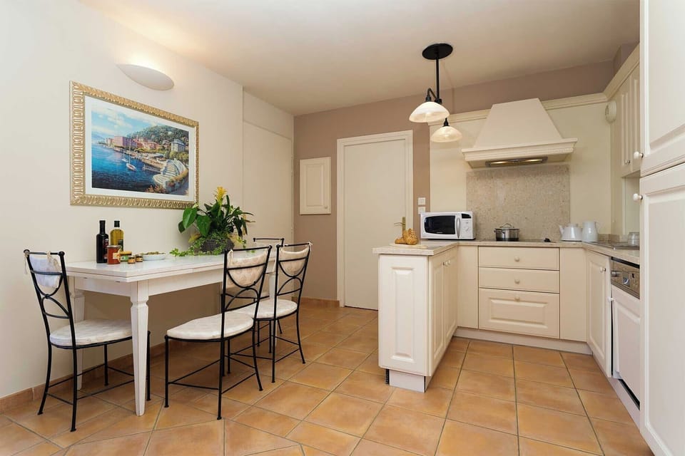 A fully equipped kitchen with dining area — everything you need for a relaxed self-catering stay.