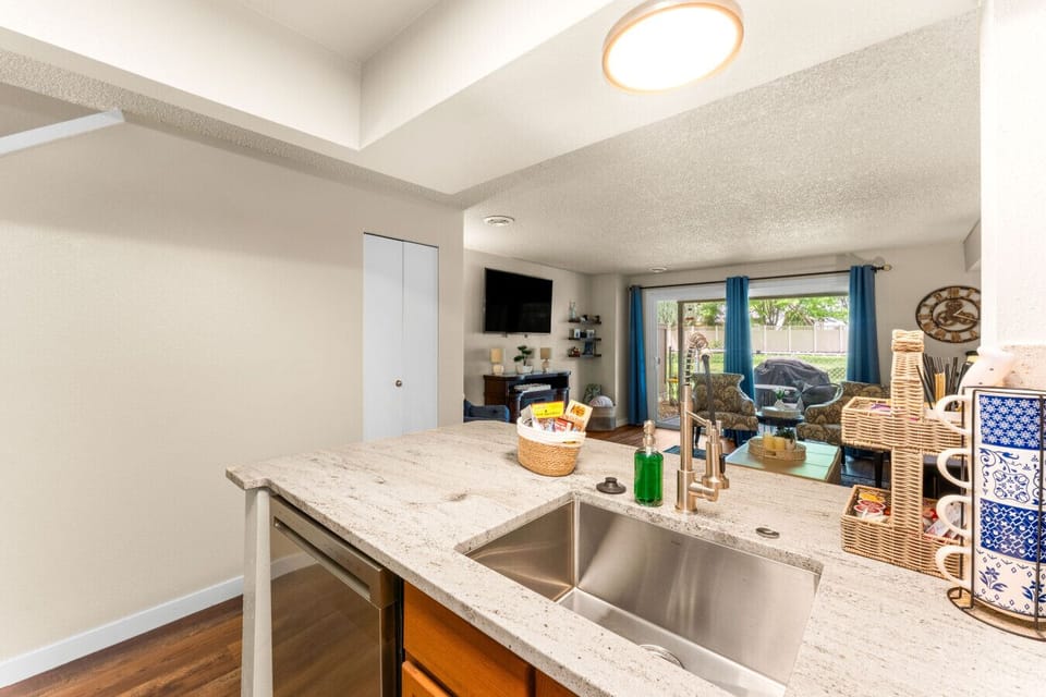 Full Kitchen with Dishwasher