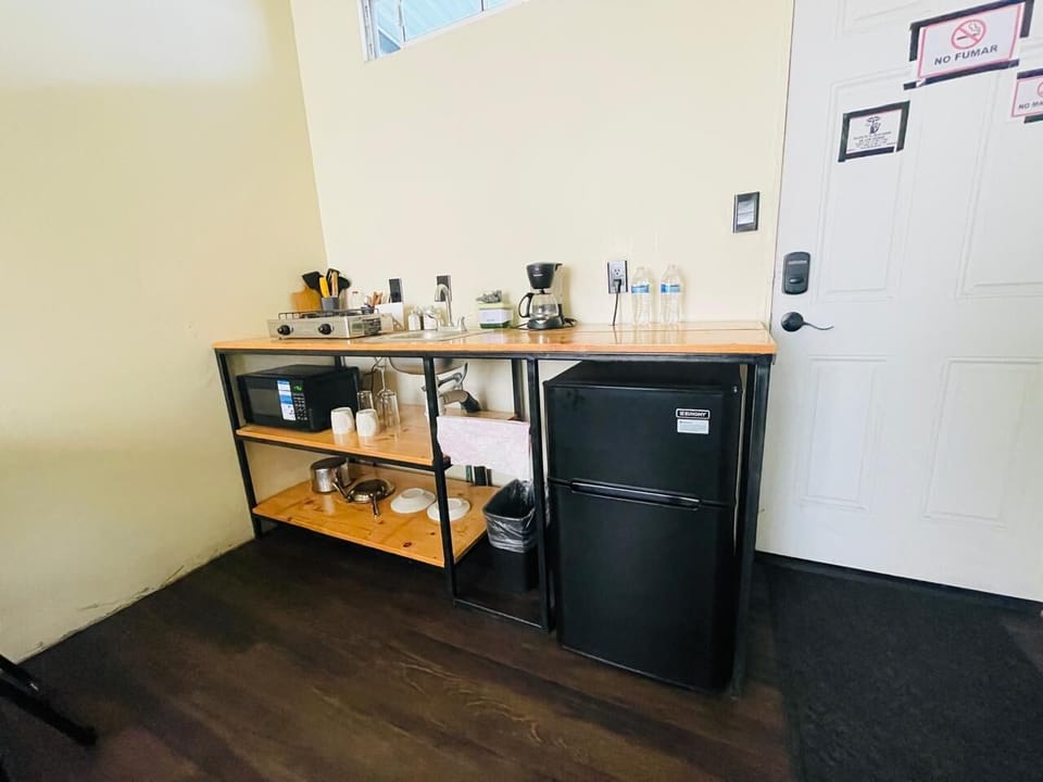 Studio, 1 Double Bed, Non Smoking, Private Bathroom | Private kitchen | Mini-fridge, microwave, stovetop, cookware/dishes/utensils
