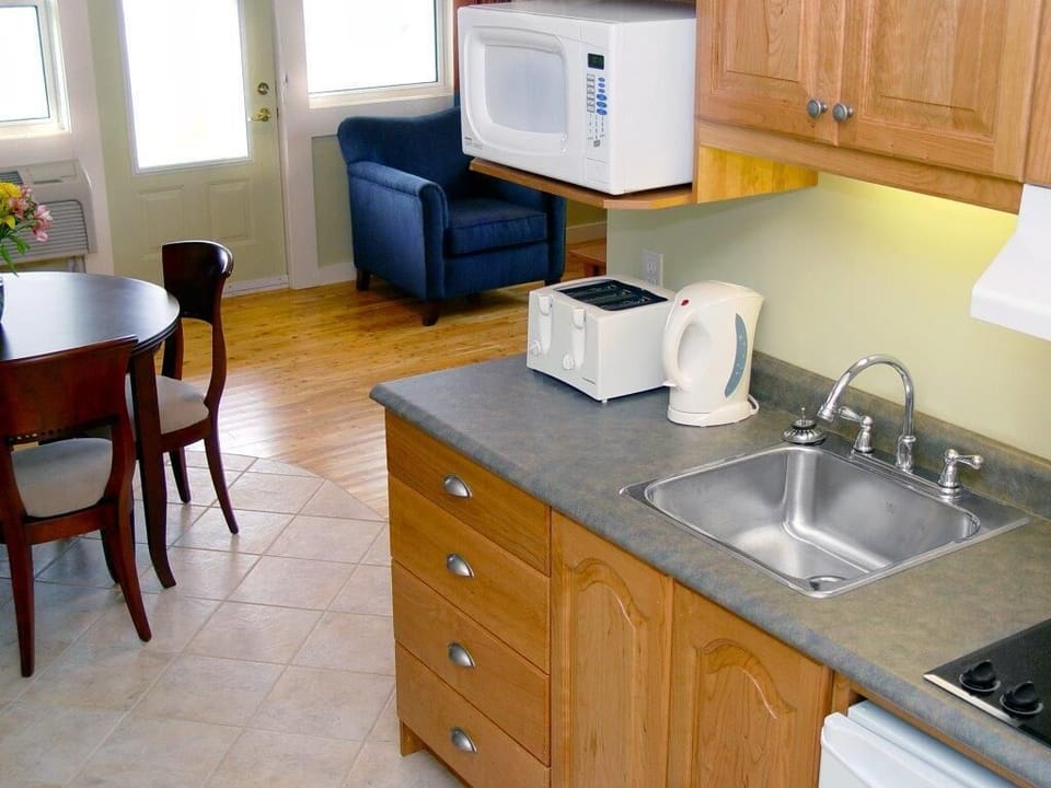 Suite, Ocean View | Private kitchen | Mini-fridge, microwave, stovetop, coffee/tea maker