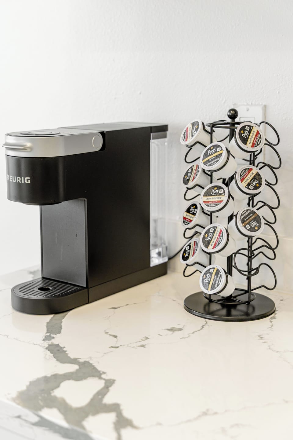 Full-size fridge, microwave, oven, stovetop