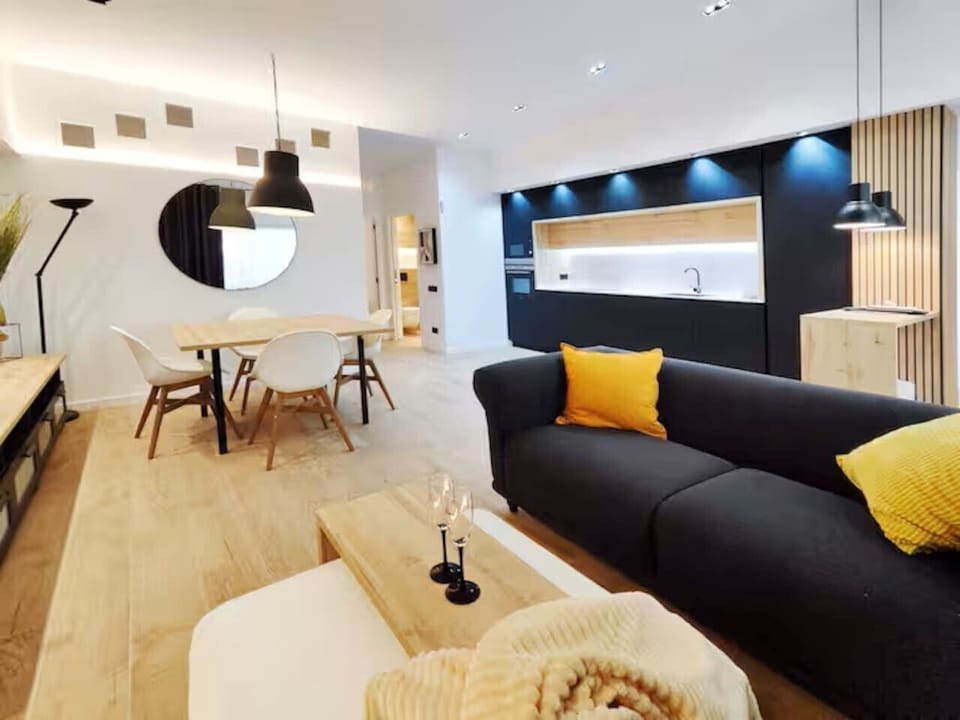 Zona de estar luminosa ideal para relajarse”