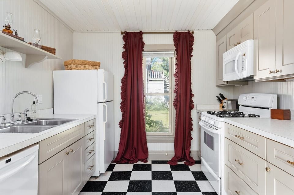Clean and functional kitchen space for everyday cooking 🍽️✨