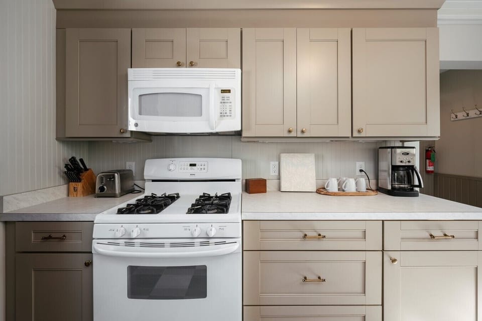 Clean and functional kitchen space for everyday cooking 🍽️✨