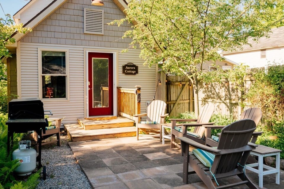 🍔 Fire up the BBQ grill and kick back in comfortable Adirondack chairs on the sunny patio.