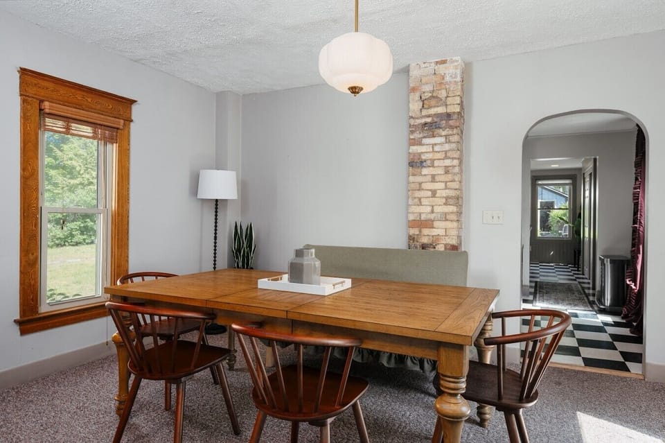 Dining area with comfortable seating 🍽️🏠