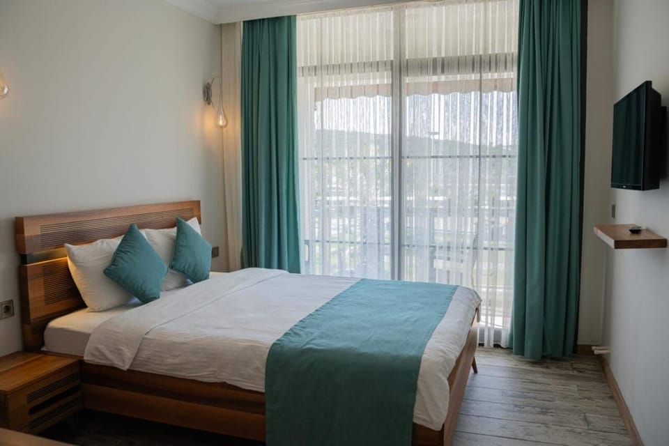Double Room, Balcony, Marina View | Soundproofing, WiFi (free)