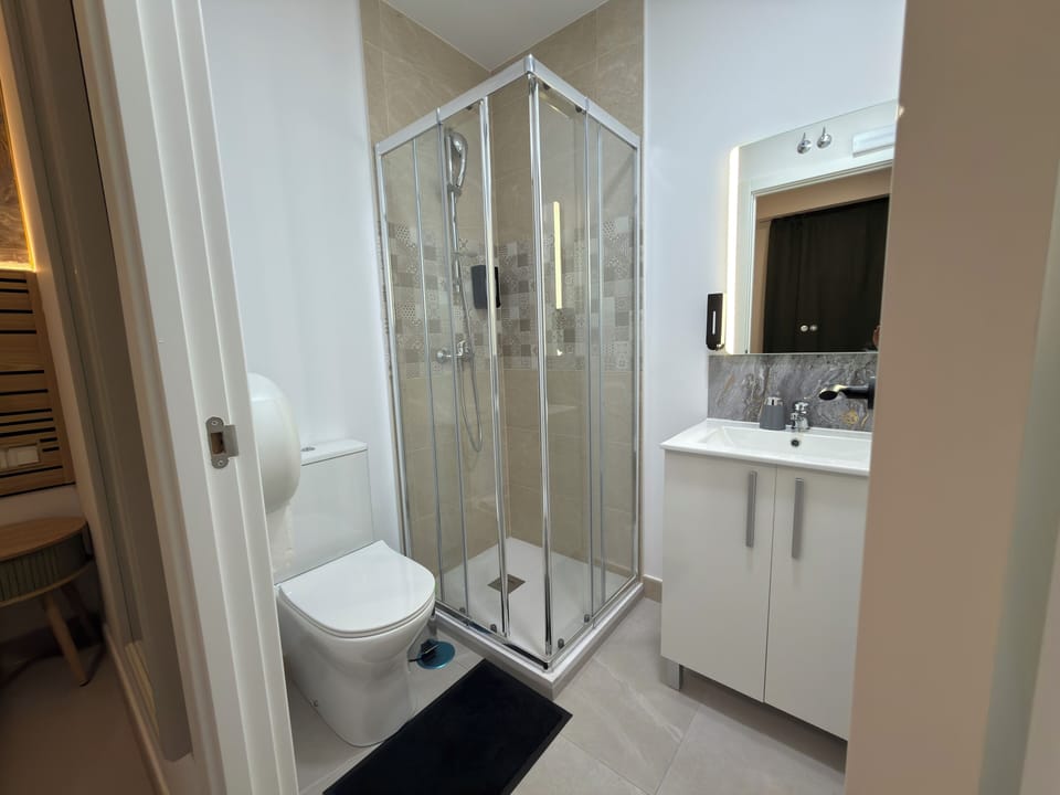 Deluxe Double Room, Ensuite | Bathroom | Hair dryer, towels, soap, shampoo