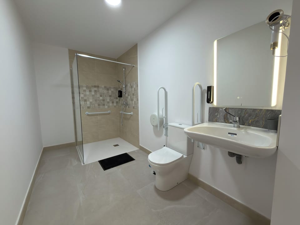 Comfort Double or Twin Room, Ensuite | Bathroom | Hair dryer, towels, soap, shampoo