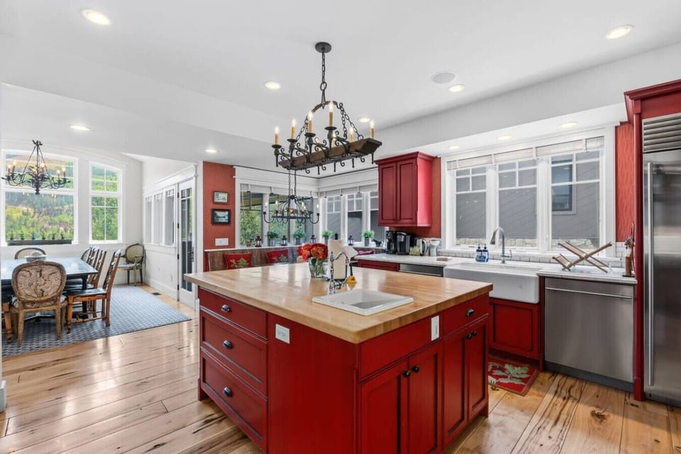 Fully equipped kitchen with breakfast nook and bar seating