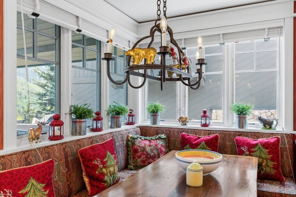 Fully equipped kitchen with breakfast nook and bar seating