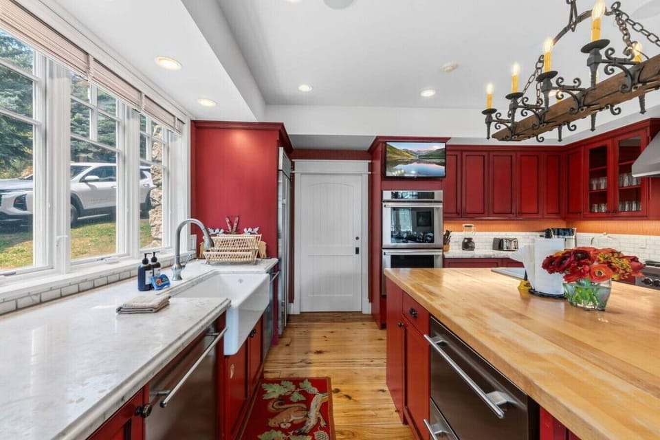 Fully equipped kitchen with breakfast nook and bar seating