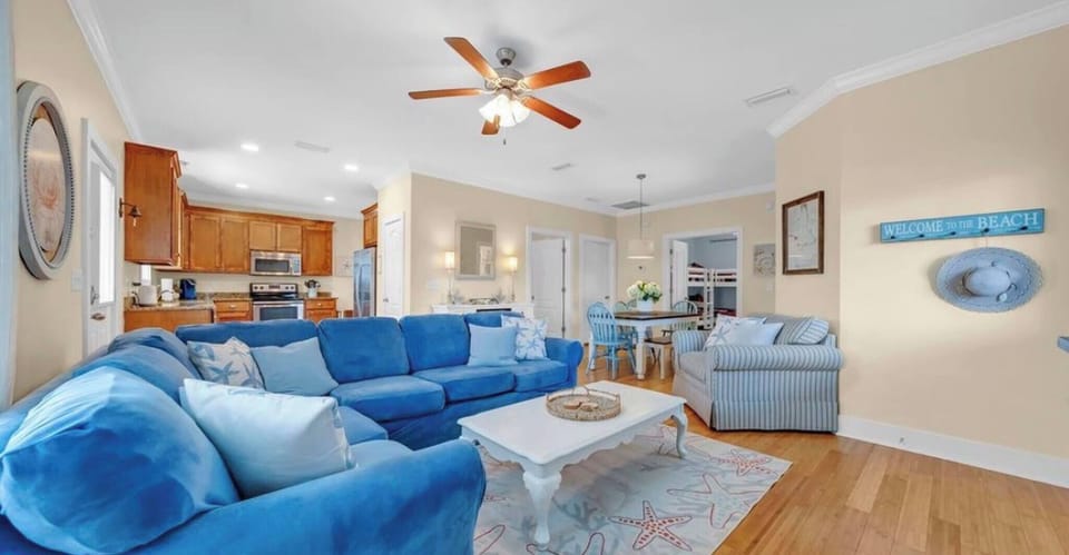 House, 3 Bedrooms, Smoking, Patio | Living area | Books