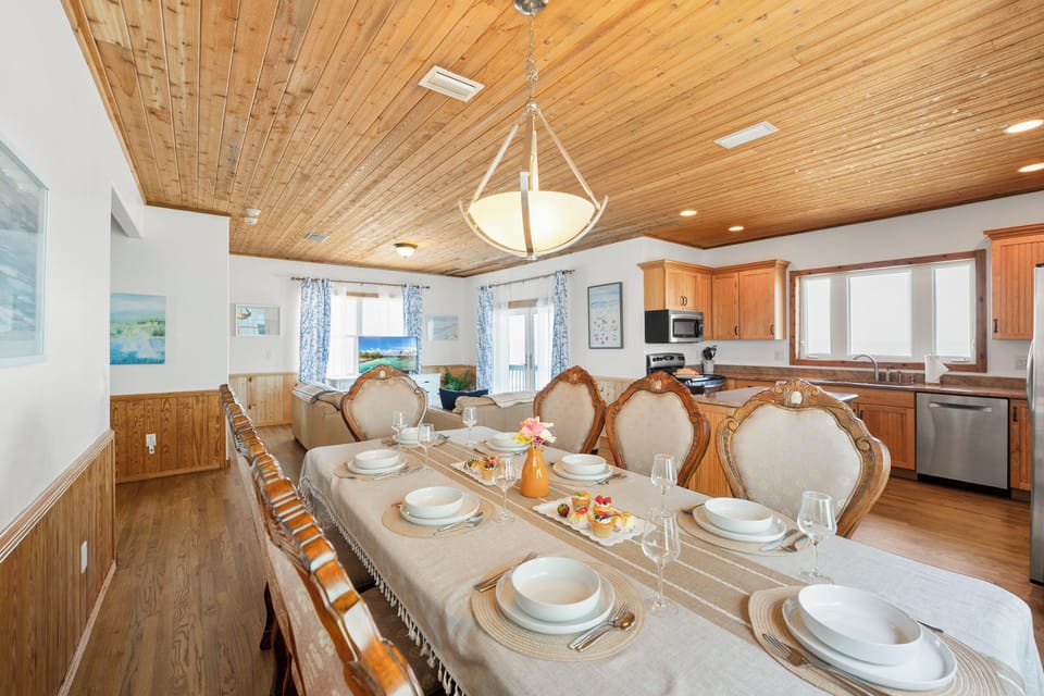 Big family dinners just hit different at the beach 🍽️✨ Plenty of room for everyone to gather together.