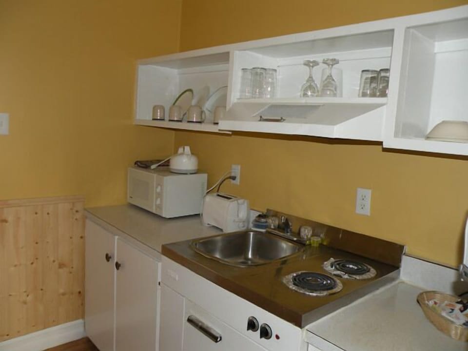 Room, 2 Double Beds, Kitchenette | Desk, iron/ironing board, free cribs/infant beds, free rollaway beds