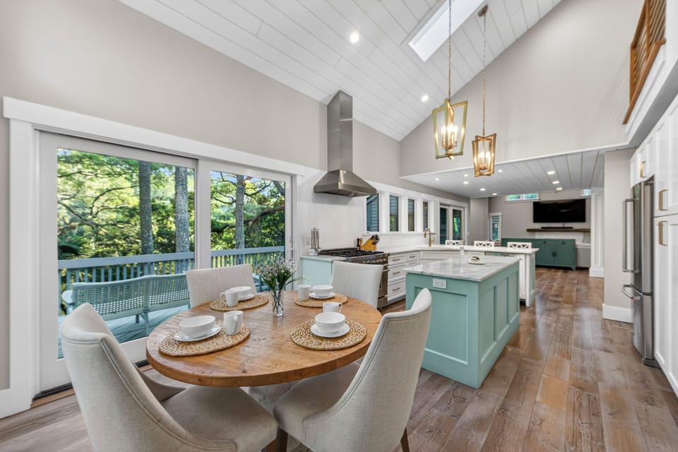 Fully equipped kitchen with additional dining table for 4