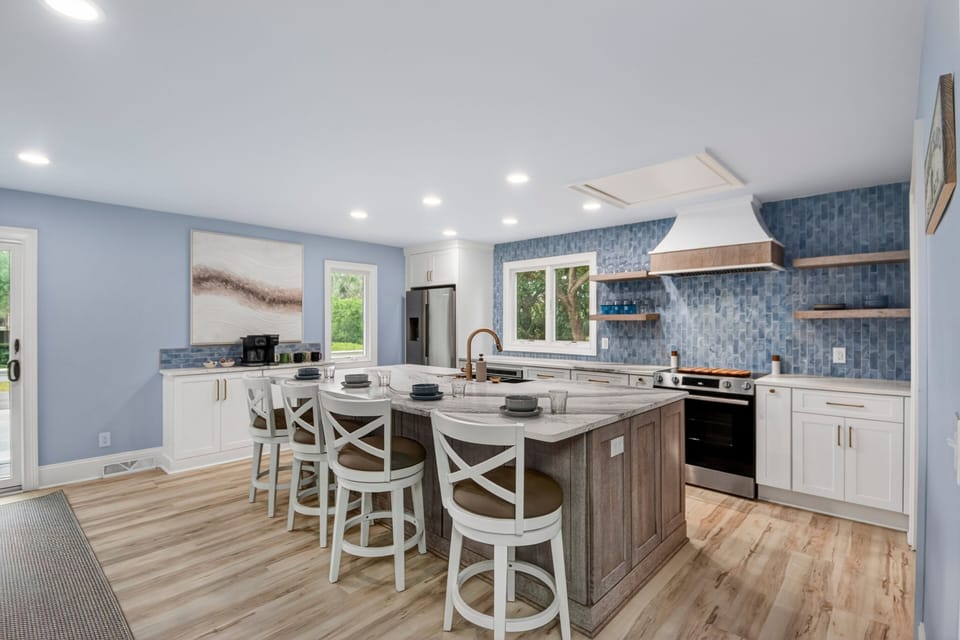 Fully equipped kitchen - bar stools for additional seating