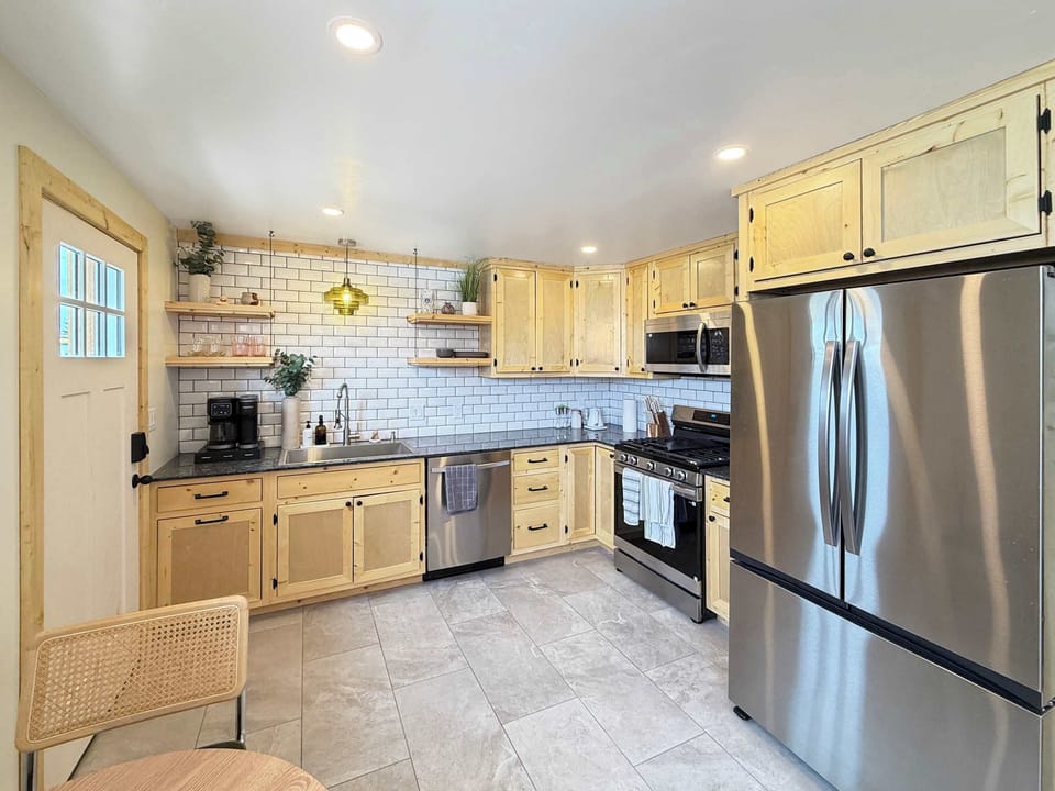【Kitchen】 Gas range, full-size fridge, dishwasher — cook real meals at 10,152 ft
