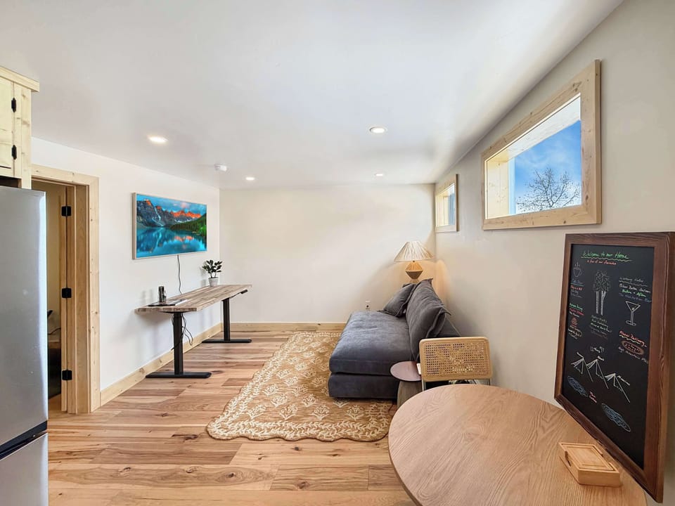 【Lounge】 Roku TV, daybed couch, chalkboard wall with host's local picks