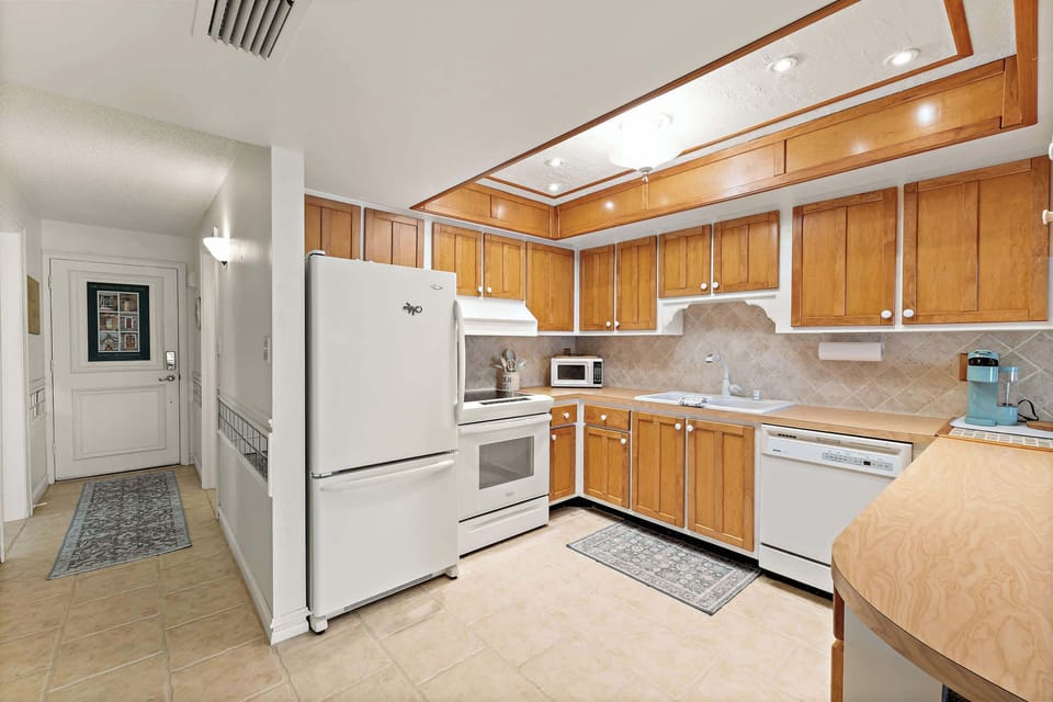 This charming kitchen is fully equipped 
