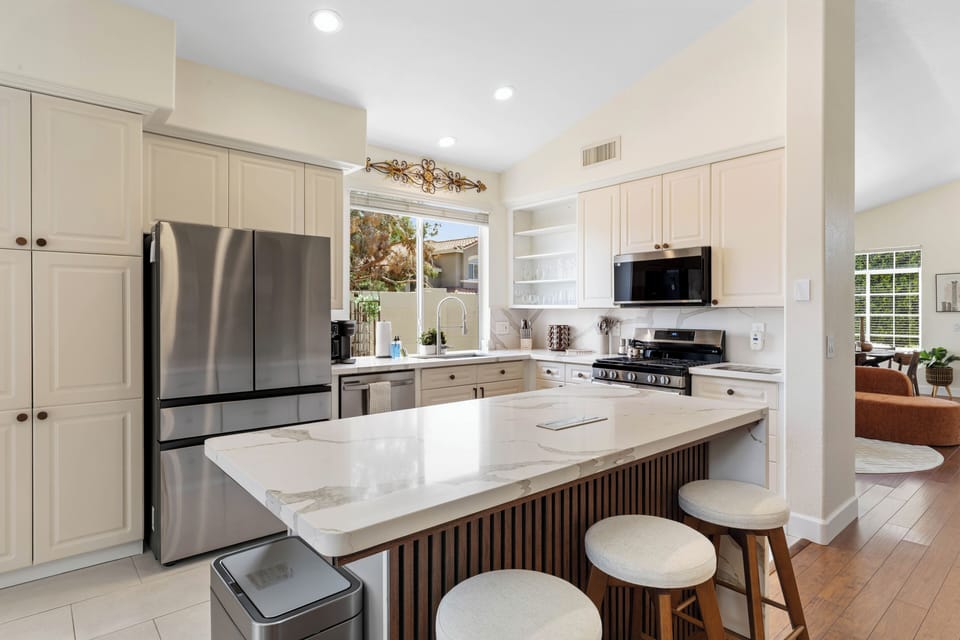 Fully Equipped, Modern Kitchen with Gas Range