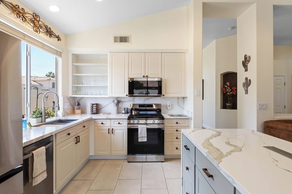 Fully Equipped, Modern Kitchen with Gas Range
