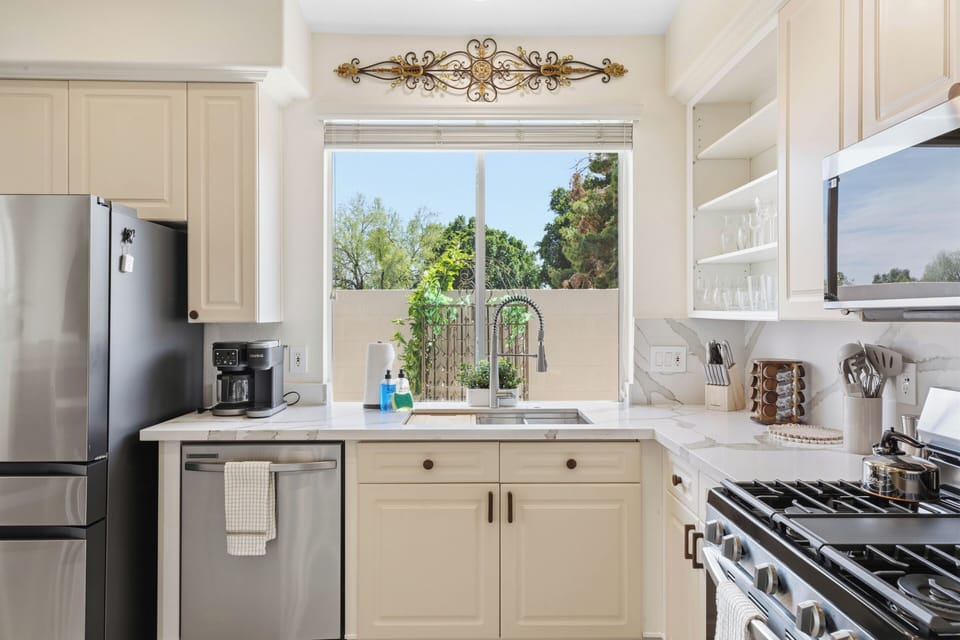Fully Equipped, Modern Kitchen with Gas Range
