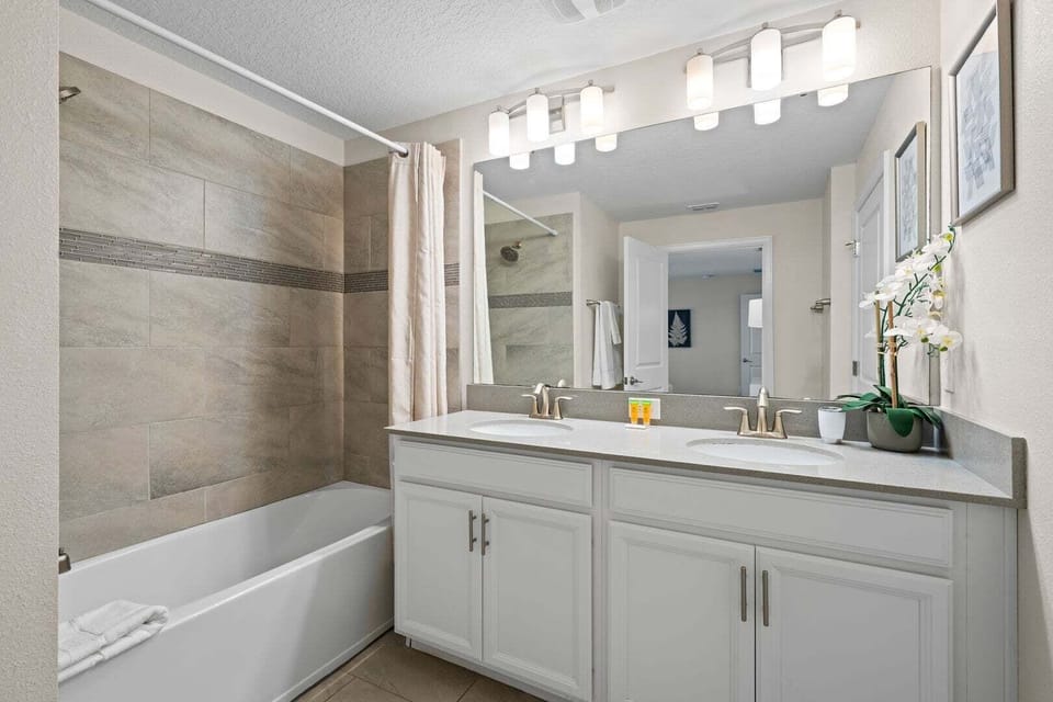 Chic Resort Getaway 15 Min to Disney House in Kissimmee
