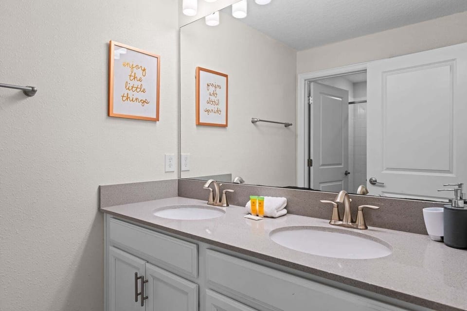 Chic Resort Getaway 15 Min to Disney House in Kissimmee