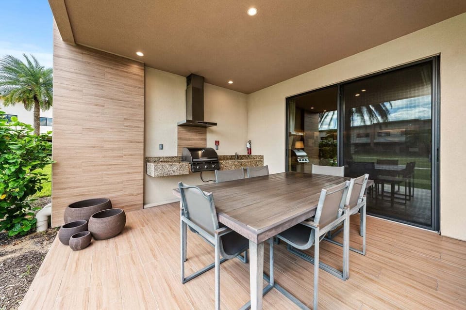 Townhome, Multiple Beds (MVR101-3088-3-G) | Outdoor dining