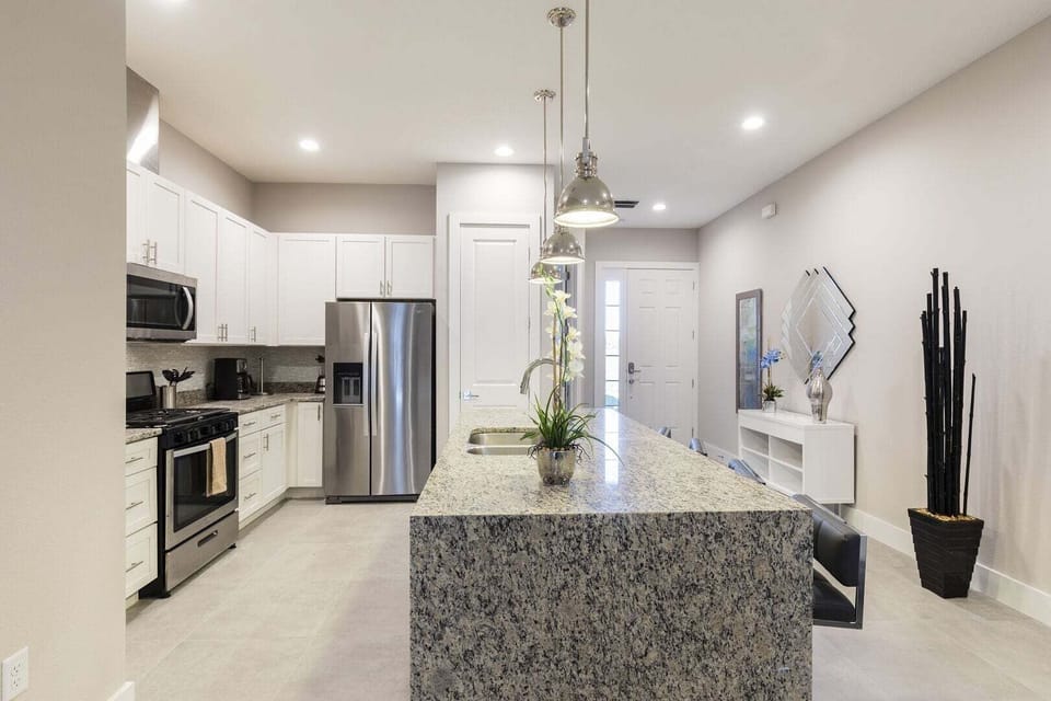 House, Multiple Beds, Pool View (SMV131-7580-4-G) | Private kitchen