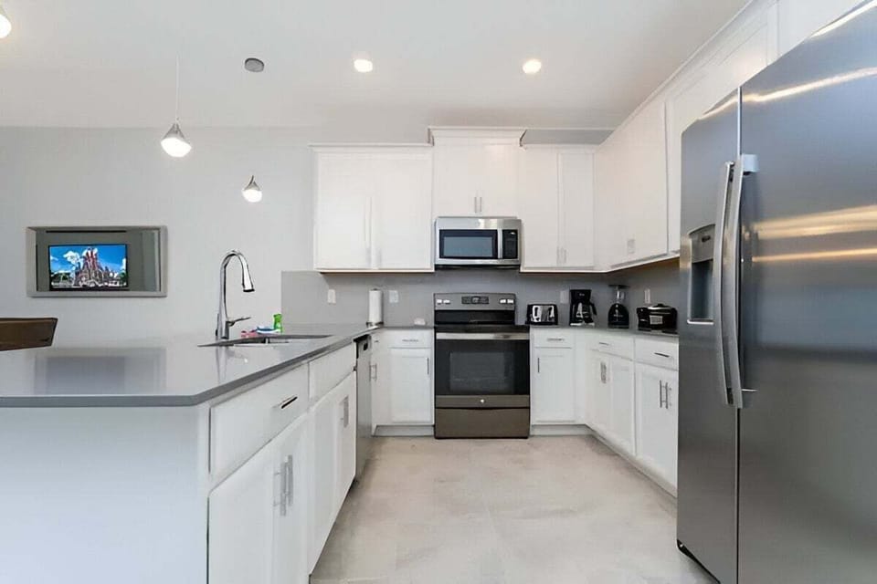 House, Multiple Beds, Pool Access (CHG105-1067-3) | Private kitchen
