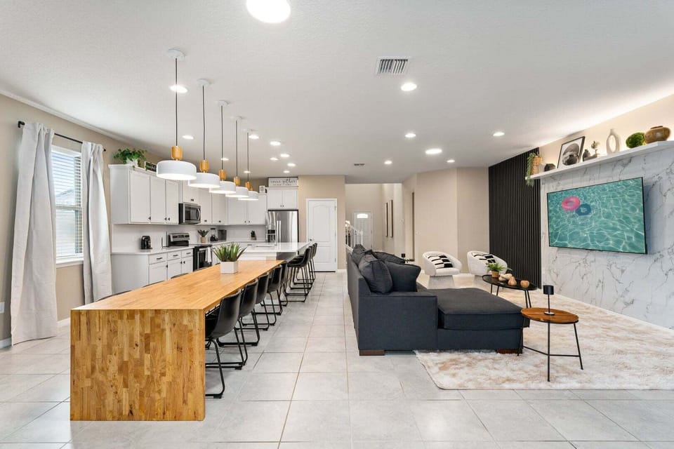 House, Multiple Beds, Pool View (WW110-1599-8-GP) | Living area