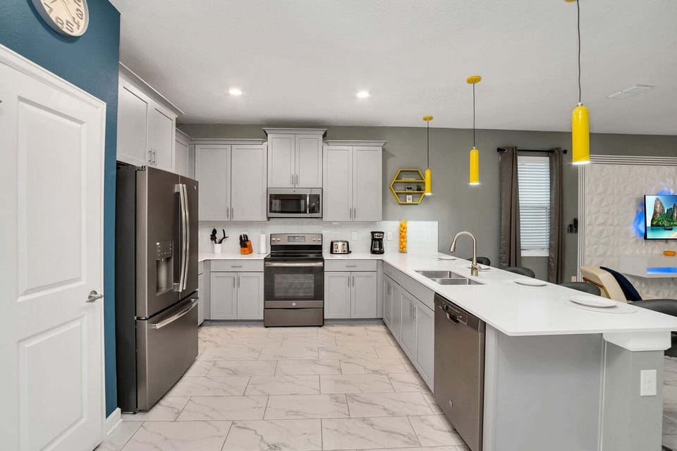 House, Multiple Beds, Pool Access, Pool View (STL102-4583-8-GP) | Private kitchen