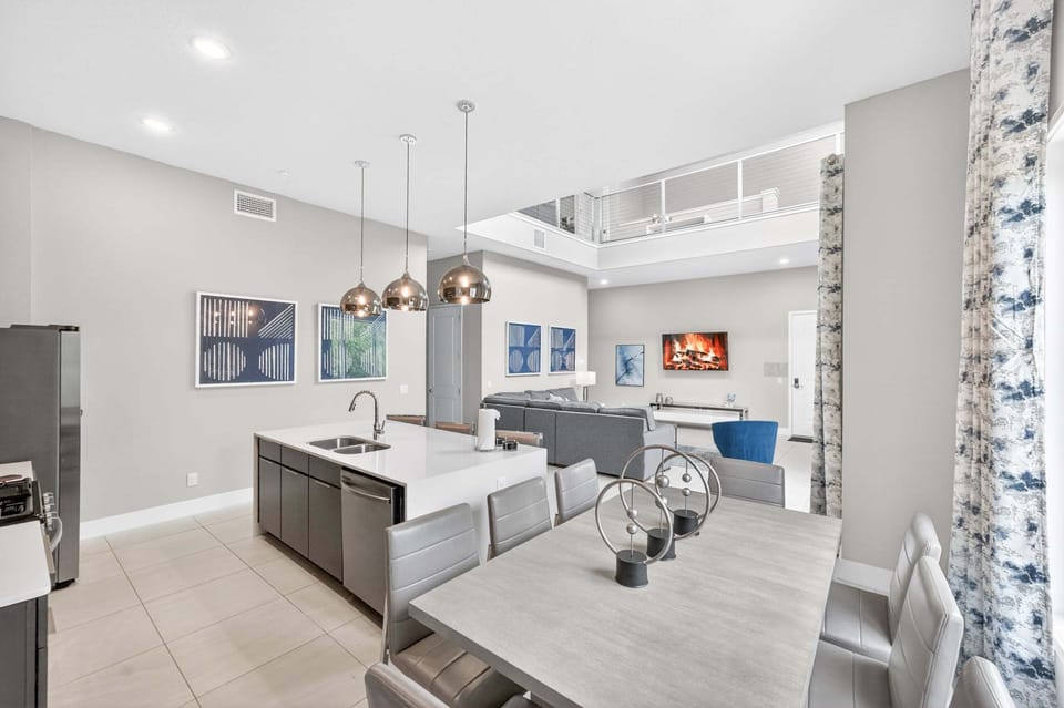 Apartment, Multiple Beds, Pool View (REU118-7770-236-5-G) | Interior