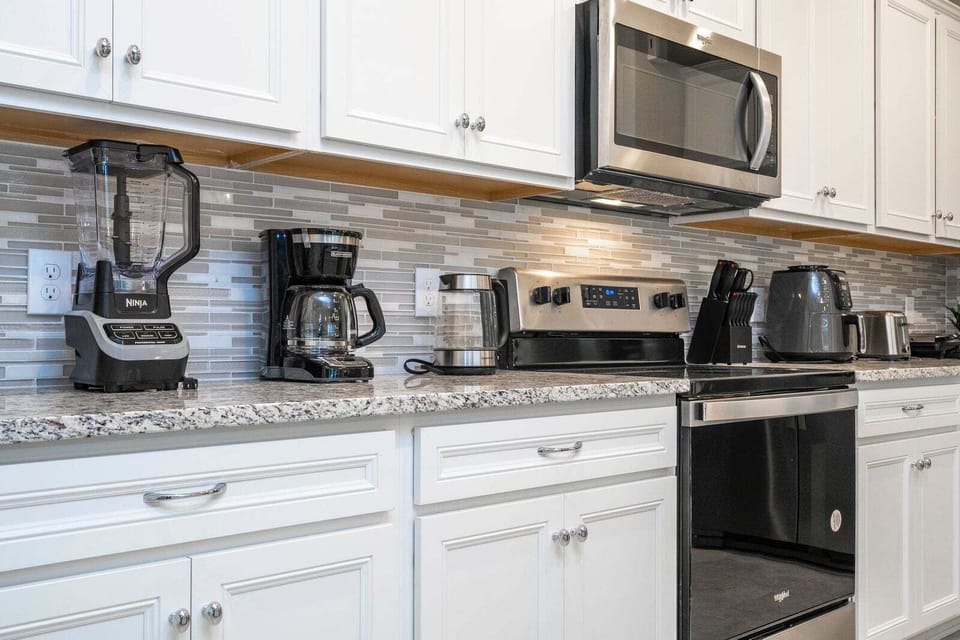 House, Multiple Beds, Pool Access, Pool View (WI109-3946-5-GP) | Private kitchen